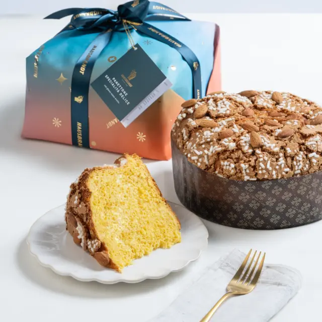 🎄 Un dolce che incanta i sensi: il Panettone Specialità Delice Hausbrandt.
Senza uvetta, ma ricco di emozioni: il profumo agrumato della pasta d’arancia incontra la croccantezza della glassa alla nocciola, decorata con mandorle e granella di zucchero. Un’esperienza di sapore avvolta in un elegante incarto che richiama le calde sfumature del cielo invernale.

#Hausbrandt #PanettoneDelice #NataleHausbrandt #caffehausbrandt #coffeelovers #christmas #coffeegram #coffeetips #coffeeart