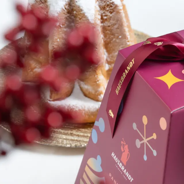 💘 Lasciati avvolgere dalla magia del Natale con il Pandoro Hausbrandt!
🎄 Lievitato naturalmente, soffice e delicato, è perfetto per portare in tavola un simbolo di tradizione e dolcezza. Con il suo elegante incarto di pregiato cartoncino decorato con stelle e abeti, racchiude in sé tutta l’atmosfera delle feste, pronto ad aiutarti a creare nuovi ricordi con le persone a te più care. 

#Hausbrandt #Pandoro #NataleHausbrandt #caffehausbrandt #coffeelovers #christmas #coffeegram