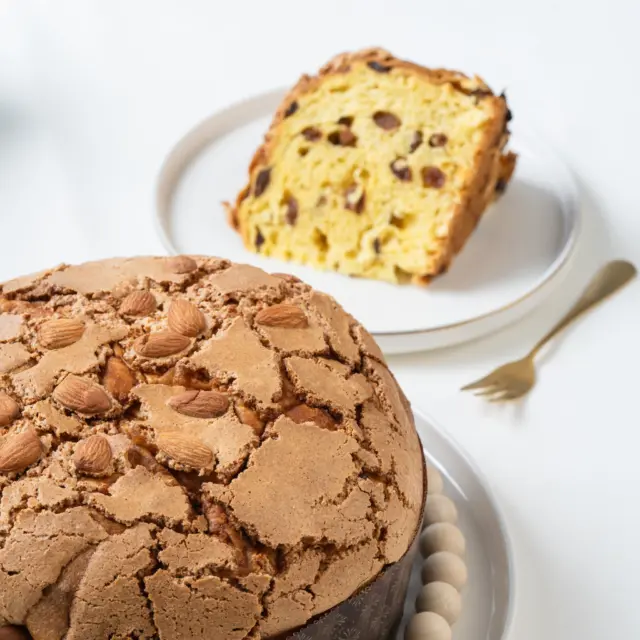 🎄 Condividi la dolcezza della tradizione con chi ami e rendi il Natale ancora più speciale!
✨ Il Panettone Glassato Hausbrandt unisce sapientemente ingredienti pregiati: un impasto soffice arricchito con uvetta, canditi e vaniglia del Madagascar, sormontato da una croccante glassa di nocciole e mandorle. 
Un dolce che sa di festa, avvolto in un elegante incarto dorato, perfetto per celebrare insieme la magia del Natale. 

#Hausbrandt #PanettoneGlassato #NataleHausbrandt #caffehausbrandt #coffeelovers #christmas #coffeegram #coffeetips #coffeeart