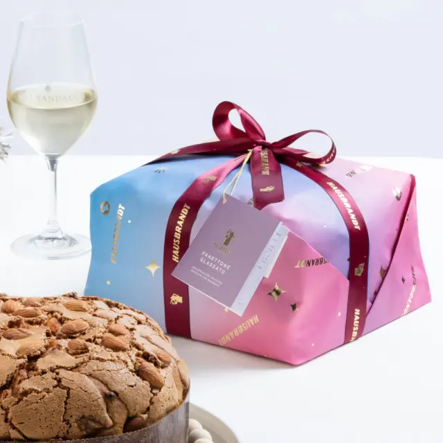 Avvolto in un'incarto elegante, il Panettone Glassato Hausbrandt è pronto a portare la magia delle feste sulla tua tavola. ✨ 
Dettagli dorati e un design raffinato richiamano l'atmosfera calda e accogliente delle festività, rendendo questo Panettone non solo una prelibatezza, ma anche un'ottima scelta per chiudere in dolcezza il cenone e accogliere l'anno nuovo.
Per un 2025 al sapore di tradizione e compagnia. 🎆

#Hausbrandt #NataleHausbrandt #Capodanno #caffehausbrandt #coffeelovers #christmas #coffeegram #galateo #coffeeart