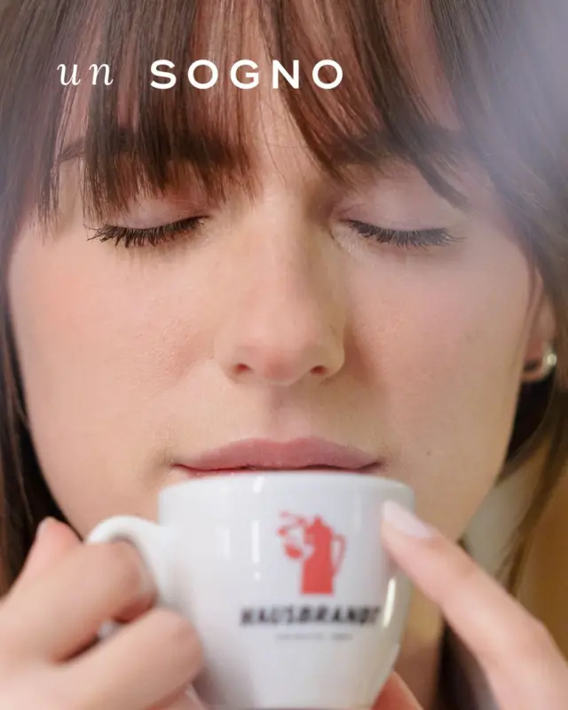 ☕ Un Sogno dolce e delicato: un momento di leggerezza e morbidezza, avvolgente e armonioso. Un’esperienza accogliente, da gustare con serenità.

🔜 Un nuovo modo di vivere il caffè sta per svelarsi: formati, miscele, sapori, tutto pensato per accompagnare il tuo momento perfetto. Hausbrandt è il protagonista e il regista di queste esperienze memorabili.

#Hausbrandt #2025 #caffehausbrandt #coffeelovers #coffeetime #coffee #caffè